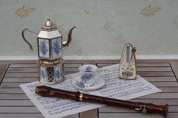 英语茶杯和茶杯托,银-镀金的茶壶向一银斯托夫