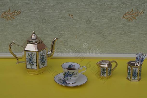 英语茶杯,茶杯托,银-镀金的茶壶,乳霜n.大罐,勺英语字母表的第22个字母