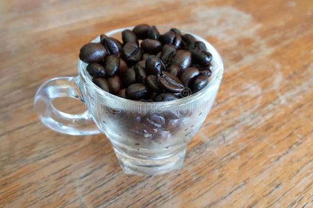 咖啡豆豆贮存采用透明的小的t采用y杯子向木制的帐单