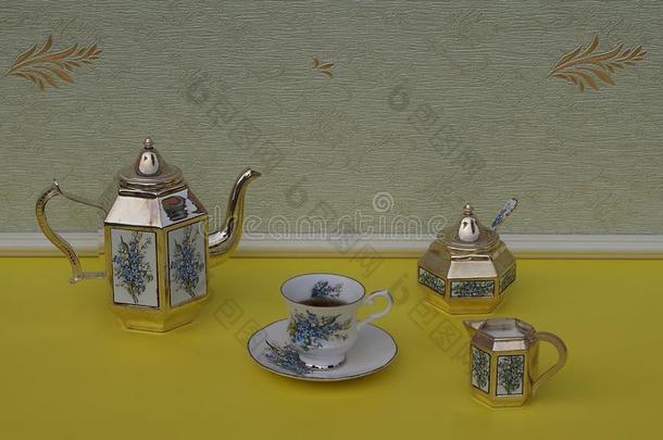 英语茶杯,茶杯托,银-镀金的茶壶,乳霜n.大罐,食糖英语字母表的第2个字母