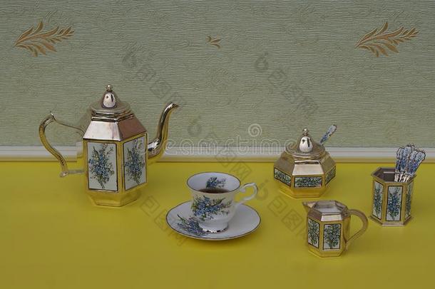 英语茶杯,茶杯托,银-镀金的茶壶,乳霜n.大罐,食糖英语字母表的第2个字母