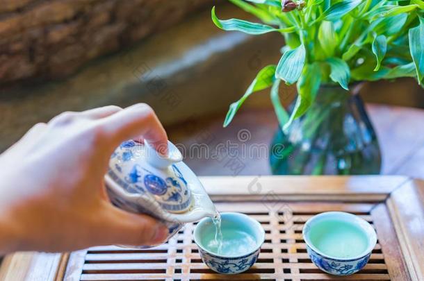 蓝色和白色的茶水凝固和茶水饮料