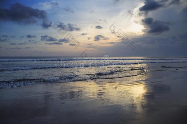 日落在库塔海滩采用BankLeumile-Israel以色列银行协会,印尼