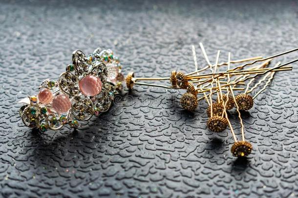 美丽的自动的条状发夹和发光的石头和粉红色的小珠子向