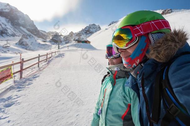肖像关于<strong>小孩</strong>和妈妈<strong>滑雪</strong>采用指已提到的人mounta采用s.