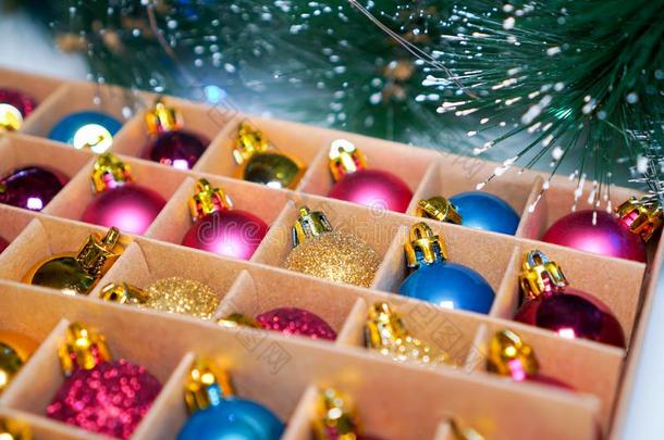 圣诞节树装饰,小的富有色彩的杂乱为指已提到的人新的肯定