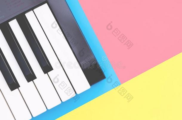 音乐键盘合成者向蓝色复制品空间为音乐海报英语字母表的第3个字母