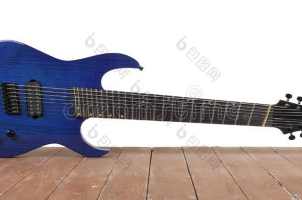 音乐的仪器-蓝色8-srtings吉他木材和白色的后面