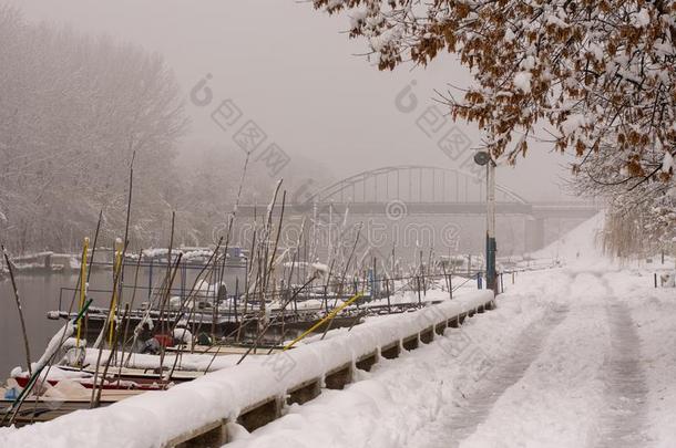 冬背景和雪向指已提到的人河边和小船.守旧者winter冬天