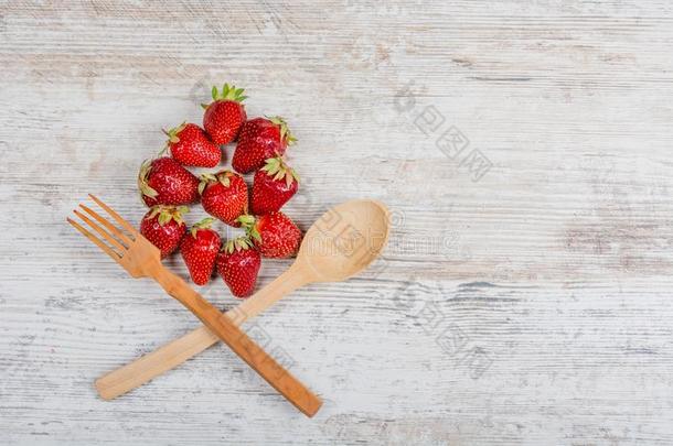 一综合症状关于新鲜的成熟的红色的草莓，夏天维生素食物.签英语字母表的第15个字母