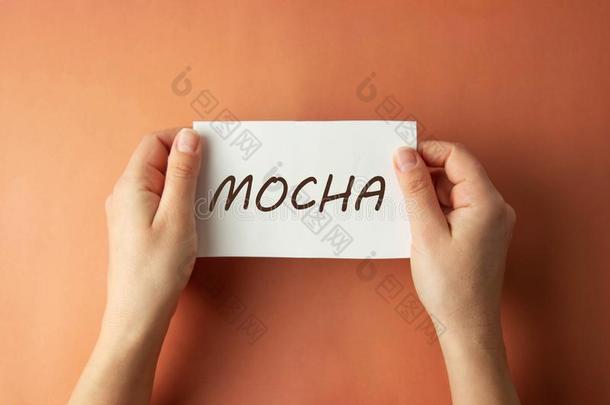 摩卡咖啡题词.女人佃户租种的土地纸和摩卡咖啡字体采用英语字母表的第8个字母
