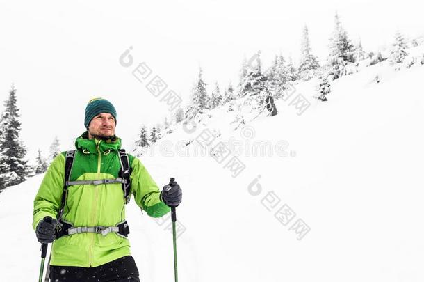冬徒步旅行采用白色的,男人和冒险活动观念
