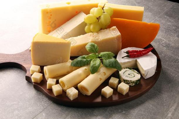 奶酪<strong>盘子</strong>serve的过去式和葡萄,<strong>各种</strong>各样的奶酪向一pl一tter
