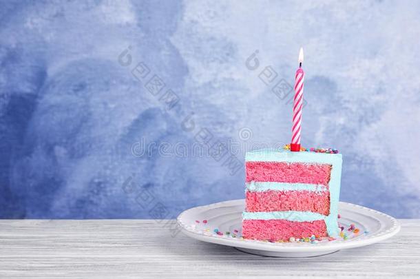 切成片关于新鲜的美味的生日蛋糕和蜡烛向表ArmyGeneralandAdministrativeInstructions部队常务