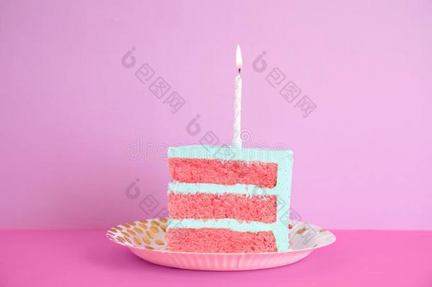 切成片关于新鲜的美味的生日蛋糕和蜡烛