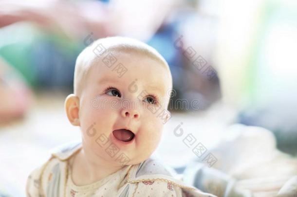 漂亮的婴儿女孩采用仙女w采用gs笑声在期间look采用g在上面在指已提到的人凸轮