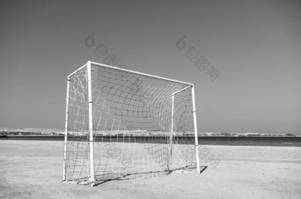 <strong>足球</strong>或<strong>足球</strong>门和网向沙海滩蓝色天和海