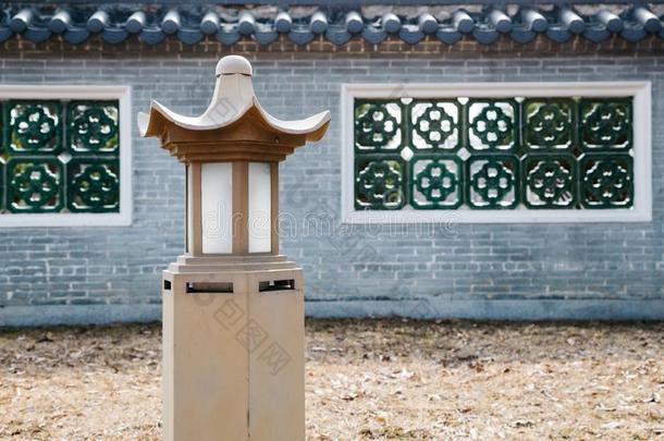 中国人传统的花园,东方的灯和墙