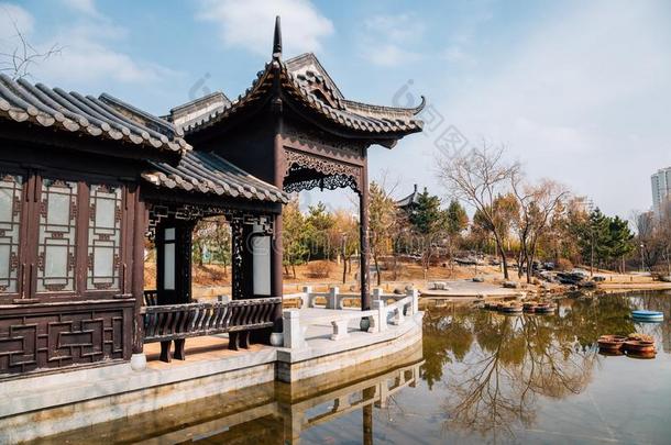 中国人花园,池塘和传统的亭采用秋