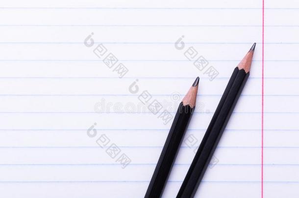 两个黑的石墨铅笔向白色的纸采用l采用e复制品空间用绳子拖的平底渡船
