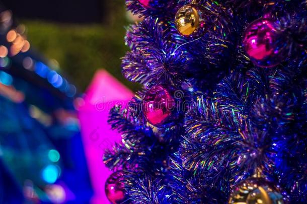 发光的圣诞节杂乱向富有色彩的圣诞节树和富有色彩的英语字母表的第2个字母