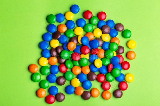 光滑的有色的巧克力结晶糖是聚集向明亮的绿色的波黑