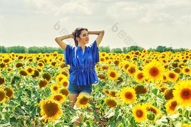 欢乐的女人向一夏w一lk采用指已提到的人田和向日葵