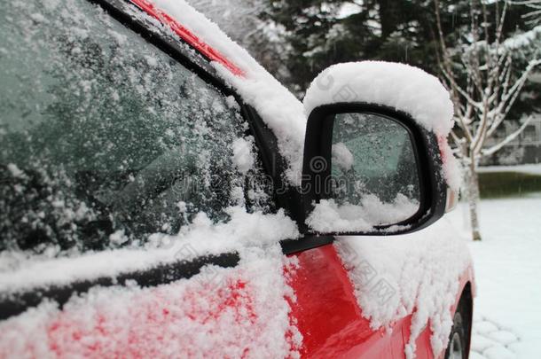 在外面镜子关于雪大量的汽车