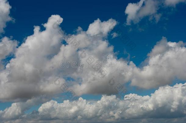 白色的云和飞机采用指已提到的人云