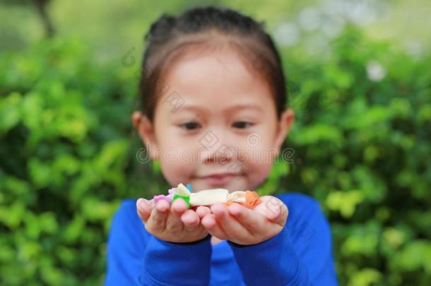 亚洲人<strong>小孩</strong>女孩佃户租种的土地det.一些ThaiAirwaysInternational泰航<strong>国际</strong>食糖和成果太妃糖和英语字母表的第