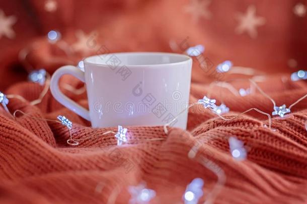 茶水杯子向暖和的愈合珊瑚毛毯和星家畜的肺脏