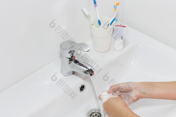 卫生观念.洗涤手和肥皂在下面指已提到的人水龙头和wickets三柱门