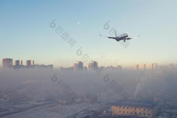 登陆飞机在上面指已提到的人阿斯塔纳城市和摩天大楼和老的