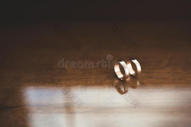 两个金色的婚礼戒指隔离的背景观念