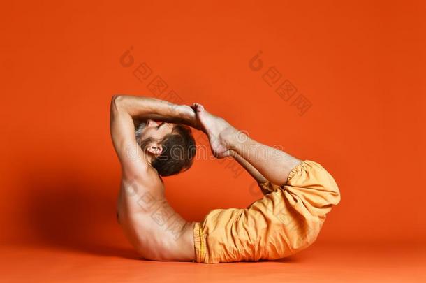 男人开业的先进的瑜伽.一系列关于瑜伽使摆姿势.