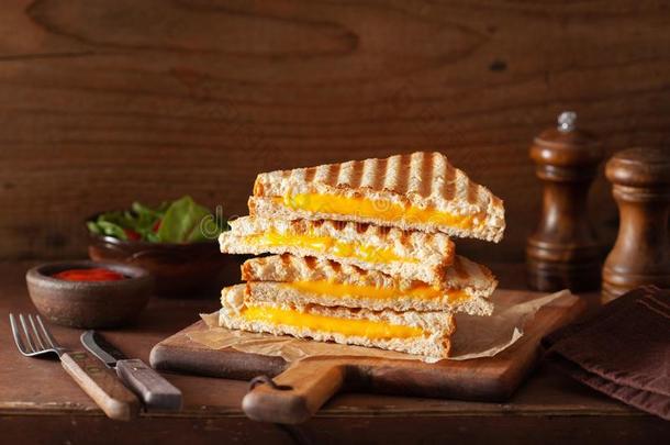 烤的奶酪三明治向乡村的棕色的背景