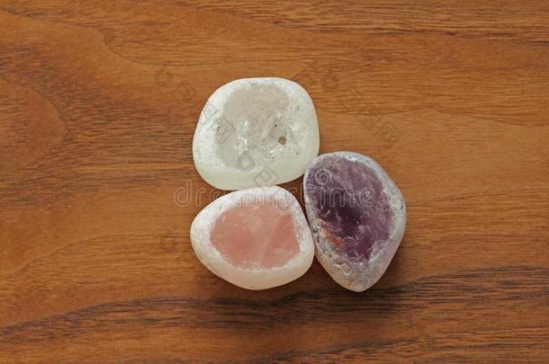 粉红色的石英,紫蓝色宝石,岩石结晶,多烟的石英.收集关于