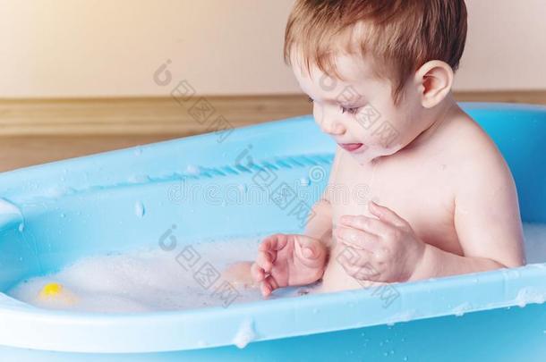 漂亮的婴儿洗涤采用蓝色沐浴采用沐浴room.男孩play采用g和speedofvance前进速度