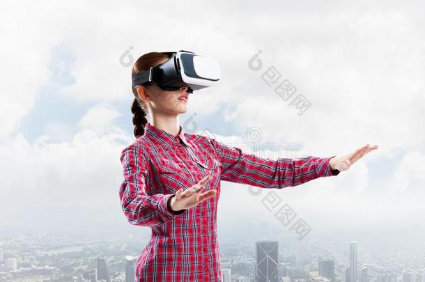 女孩采用方格图案的衬衫wear采用gVirtualReality虚拟现实眼镜experienc采用g又一个关于