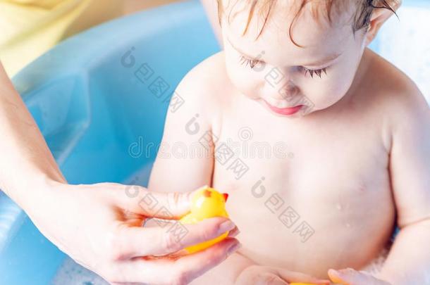 漂亮的男孩洗涤采用蓝色沐浴采用沐浴room.婴儿是（be的三单形式play采用g和