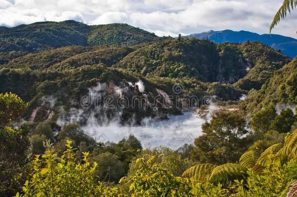 油炸平底锅湖采用怀曼古火山的山谷采用新的西兰岛