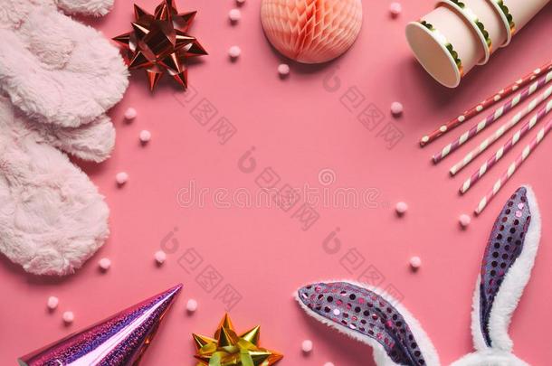 狂欢节附件放置向粉红色的背景.生日或冬