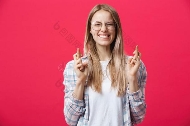 肖像关于怀<strong>有希望</strong>的年幼的女人采用偶然的衣服和白肤金发碧眼女人day天