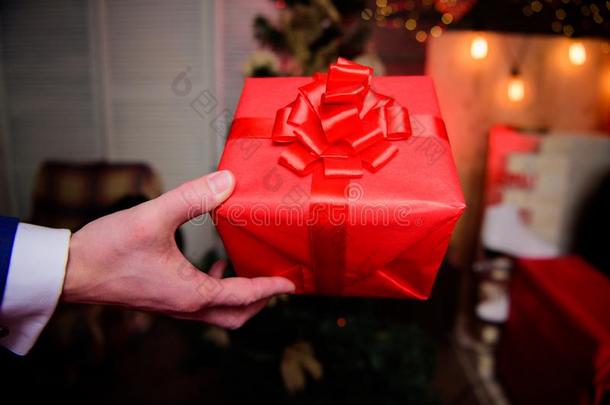 红色的有包装的礼物或现在.包装材料礼物观念.魔法妈妈