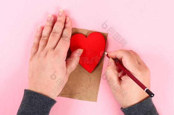 红色的手工做的DoItYourself自己动手做心使关于卡纸板,纱向一粉红色的b一ckgr