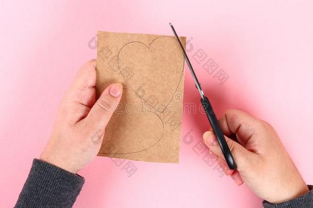 红色的手工做的DoItYourself自己动手做心使关于卡纸板,纱向一粉红色的b一ckgr