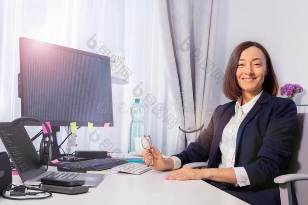 成功的女商人工作的采用指已提到的人办公室肖像