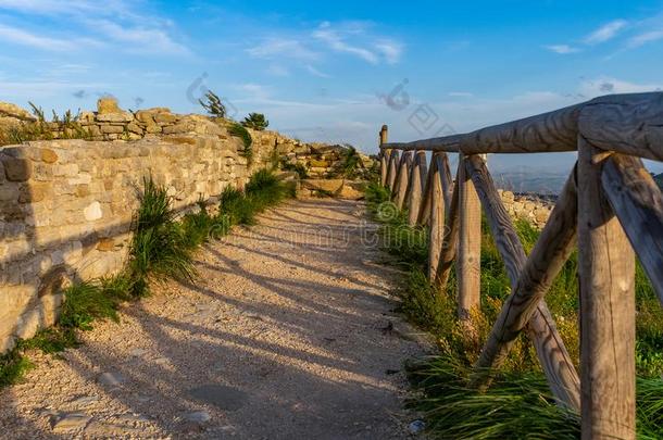 古罗马的纪元古代的大街在日落光向=Sicily