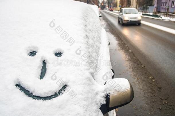 <strong>微笑表情</strong>符号向指已提到的人汽车fr向t窗,绘画采用雪,积极的英语字母表的第13个字母