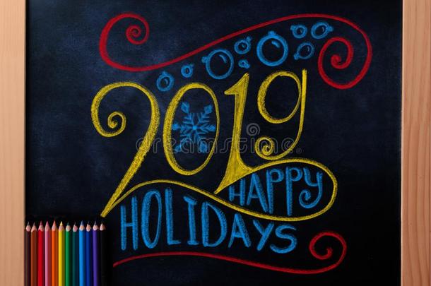 幸福的在假日2019富有色彩的粉笔字体.